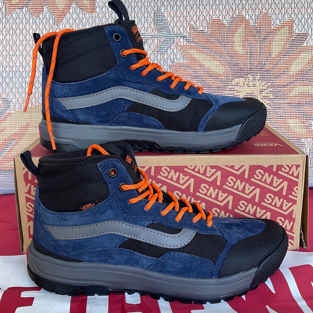 Vans WMNS Ultrarange Exo
Dress Blues/Black
VN0A5KS5LKV
Sneakers Boots